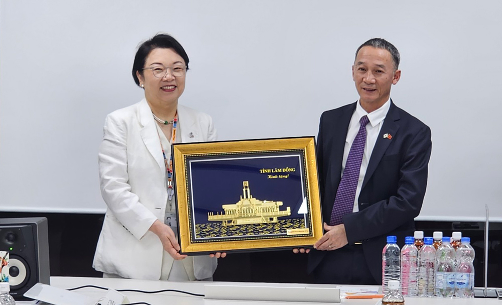 Chủ tịch UBND tỉnh Lâm Đồng trao tặng quà lưu niệm cho Phó Chủ tịch Tập đoàn CJ