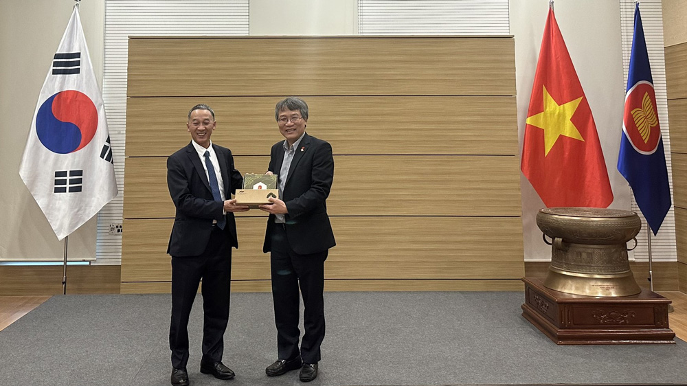 Chủ tịch UBND tỉnh Lâm Đồng tặng quà lưu niệm cho Đại sứ Việt Nam tại Hàn Quốc