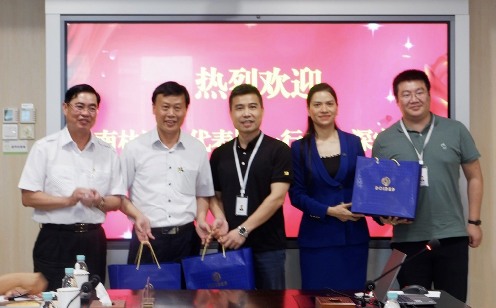 Đồng chí Trần Đình Văn và đại diện doanh nghiệp Lâm Đồng giới thiệu sản phẩm địa phương đến lãnh đạo Tập đoàn Agricultural Power
