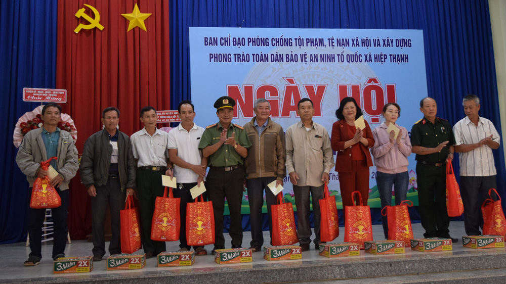 Lãnh đạo Công an huyện trao quà cho các cá nhân tiêu biểu