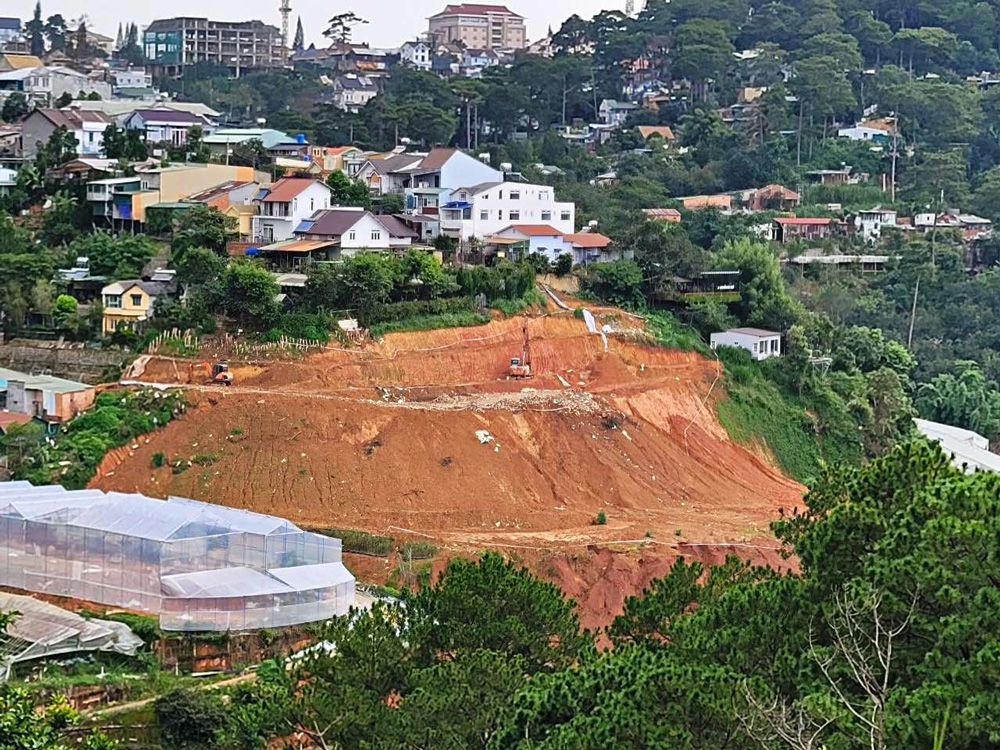 Đơn vị thi công đang đào đất, xây bờ kè Dự án khu nhà ở Thung lũng hoa Đà Lạt