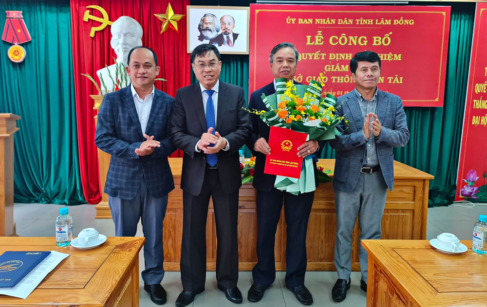 Phó Chủ tịch UBND tỉnh Lâm Đồng Võ Ngọc Hiệp trao quyết định bổ nhiệm, tặng hoa chúc mừng đồng chí Nguyễn Văn Gia