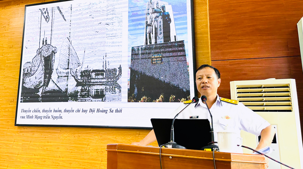 Thượng tá Vũ Viết Bằng – Phó Chính ủy Lữ đoàn 162, Vùng 4 Quân chủng Hải quân tuyên truyền về biển đảo