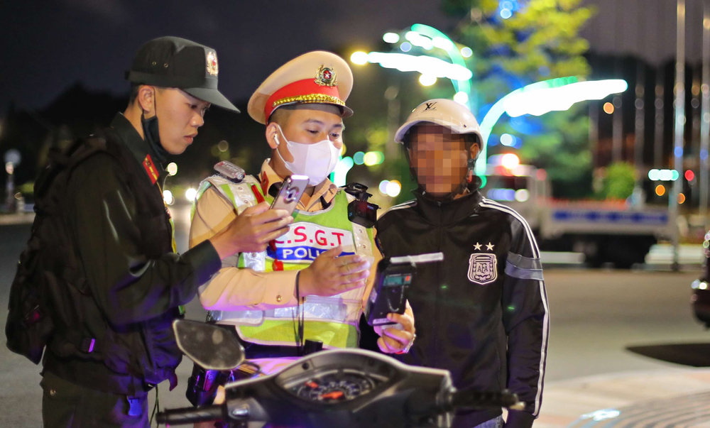 Đội Cảnh sát Giao thông - Trật tự, Công an TP Đà Lạt kiểm tra nồng độ cồn người điều khiển phương tiện 