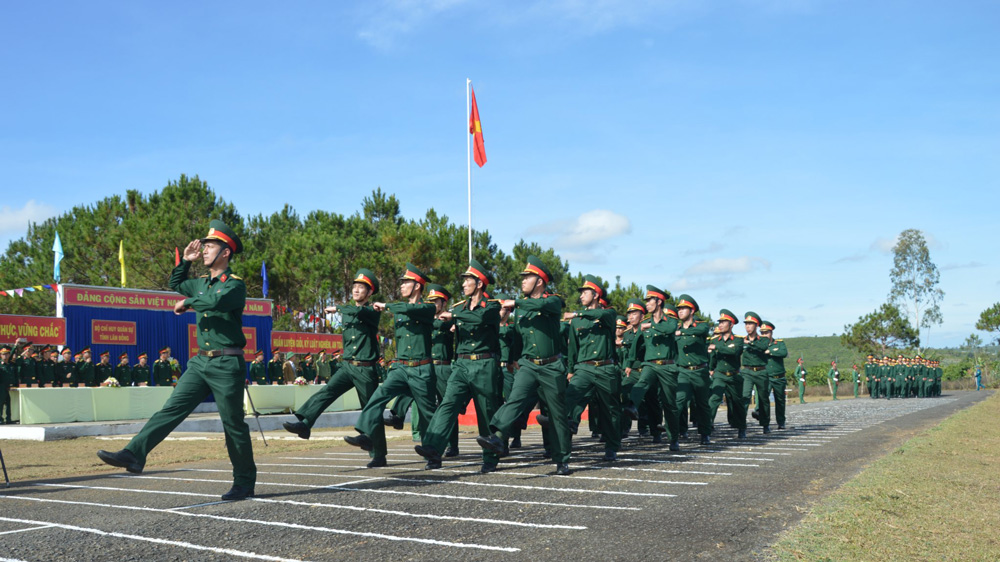 Khối sĩ quan LLVT tỉnh duyệt binh trong Lễ ra quân huấn luyện năm 2023