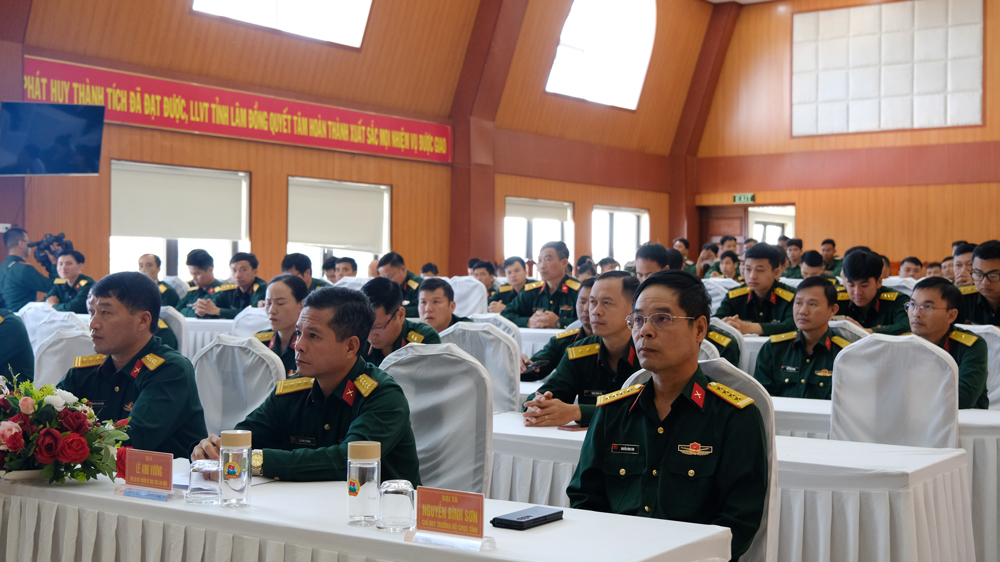 Trao 40  Huy chương Chiến sĩ vẻ vang cho cán bộ thuộc cơ quan Bộ CHQS tỉnh