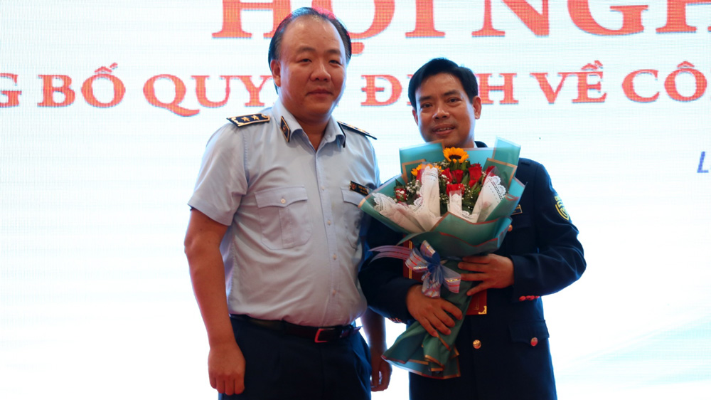 Đồng chí Trần Hữu Linh, Tổng Cục trưởng Tổng cục Quản lý thị trường trao quyết định của Bộ trưởng Bộ Công thương cho đồng chí Nguyễn Thừa Đoàn