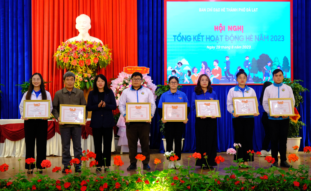 UBND thành phố Đà Lạt tặng giấy khen cho các tập thể có đóng góp tích cực cho hoạt động hè tại địa phương năm 2023