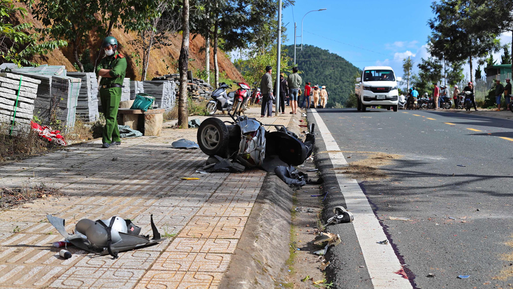 Hiện trường vụ tai nạn xe tải tông liên tiếp xe máy và xe ô tô làm 2 nam sinh viên tử vong