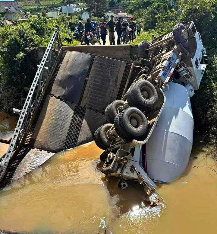 Cầu Tà Năng 2 thời điểm xe bồn đi qua bị sập ngày 26/8