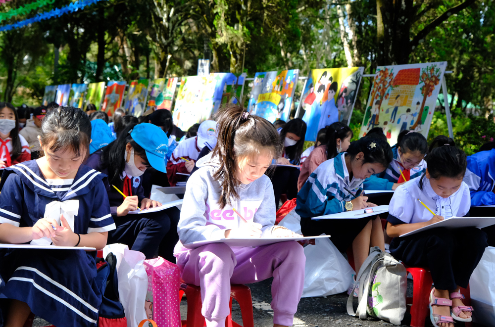 Các em thiếu nhi tham gia thi vẽ tranh với chủ đề “Thiếu nhi Việt Nam làm nghìn việc tốt”