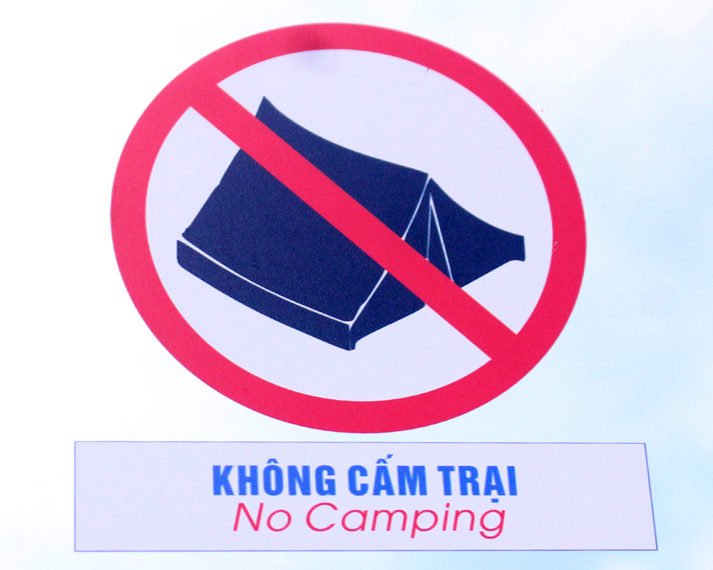 Nội dung “không cắm trại” bị ghi sai chính tả thành “không cấm trại”