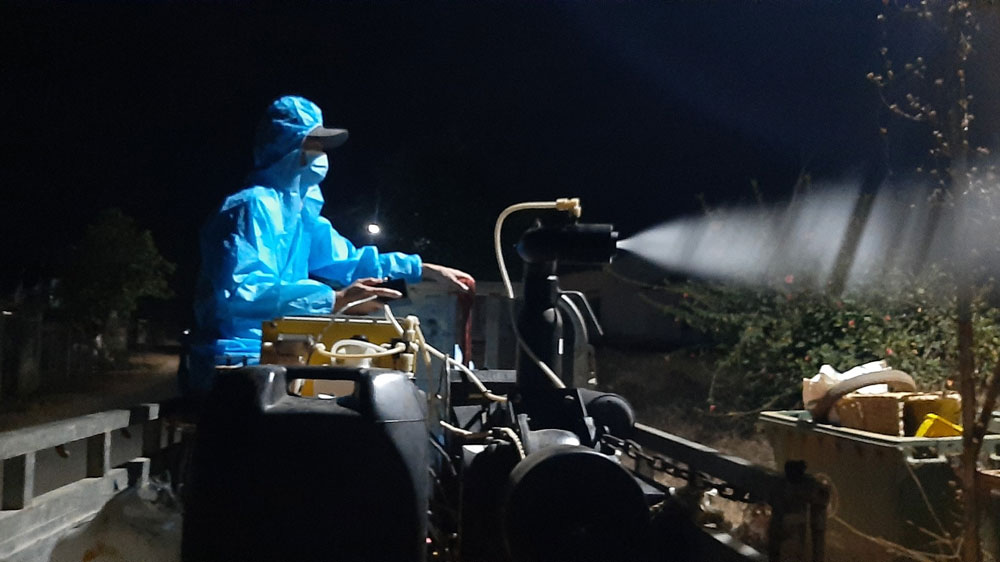 Huyện Di Linh tiến hành công tác phun, diệt muỗi ở các ổ dịch thuộc xã Bảo Thuận