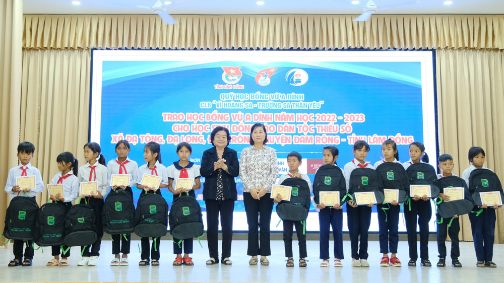 Trao 50 suất học bổng Vừ A Dính cho học sinh huyện Đam Rông