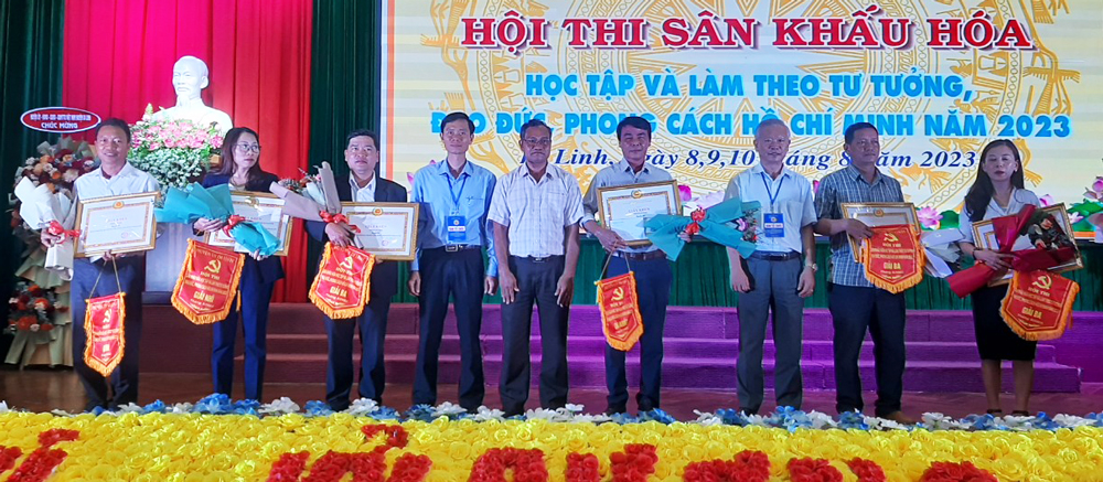 Ban tổ chức trao giải cho các đội thi