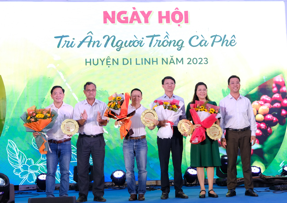 Các đồng chí lãnh đạo huyện Di Linh tặng hoa cảm ơn sự đồng hành và hỗ trợ của các đơn vị với chính quyền địa phương và bà con trồng cà phê trên địa bàn 