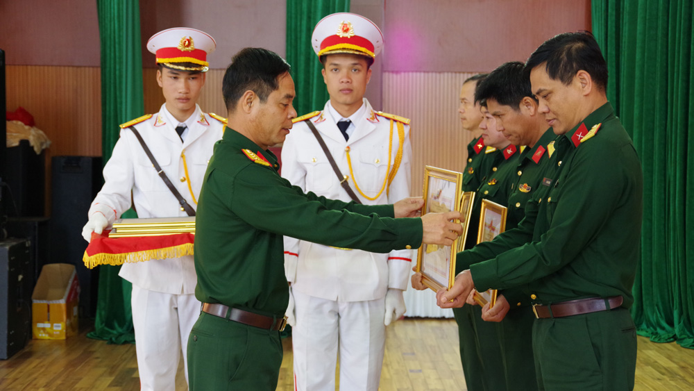 Đại tá Nguyễn Bình Sơn - Chỉ huy trưởng Bộ CHQS tỉnh khen thưởng các tập thể, cá nhân có thành tích trong thực hiện Luật sĩ quan Quân đội Nhân dân Việt Nam