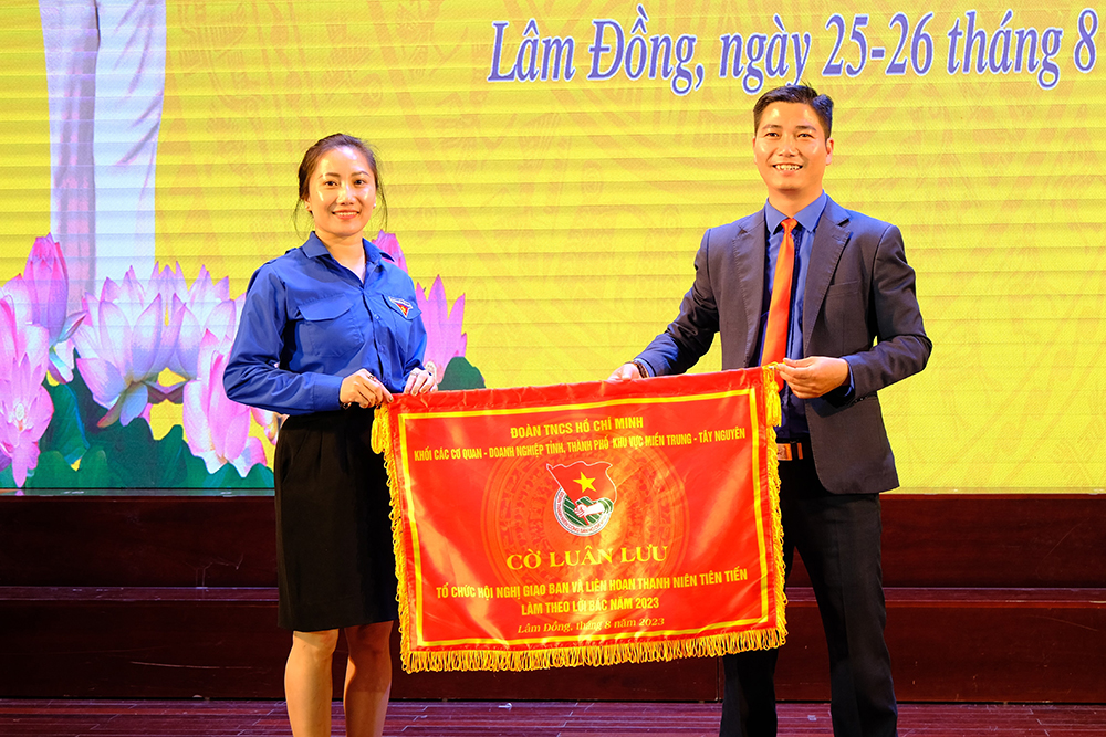Trao cờ đăng cai Hội nghị giao ban và Liên hoan Thanh niên tiên tiến Đoàn Khối các tỉnh, thành phố khu vực Miền Trung - Tây Nguyên năm 2024 