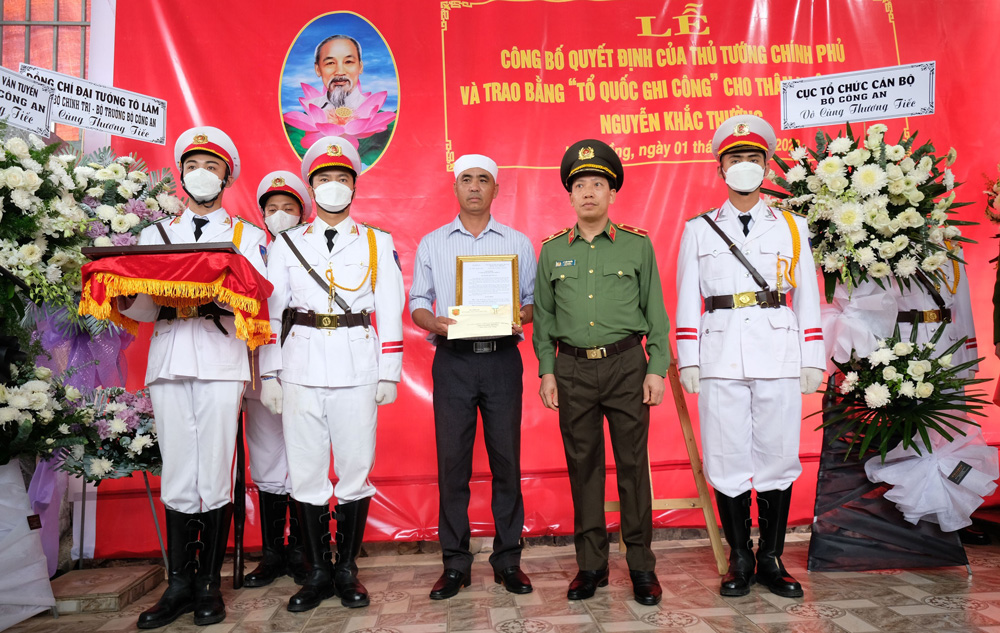 Trao Quyết định thăng cấp bậc hàm và Bằng Tổ quốc ghi công cho 3 liệt sĩ hy sinh tại Chốt đèo Bảo Lộc