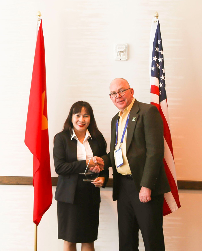 Bà Phạm Thị Hồng Hải nhận Kỷ niệm chương của Tập đoàn Certiport (Hoa Kỳ) trao tặng