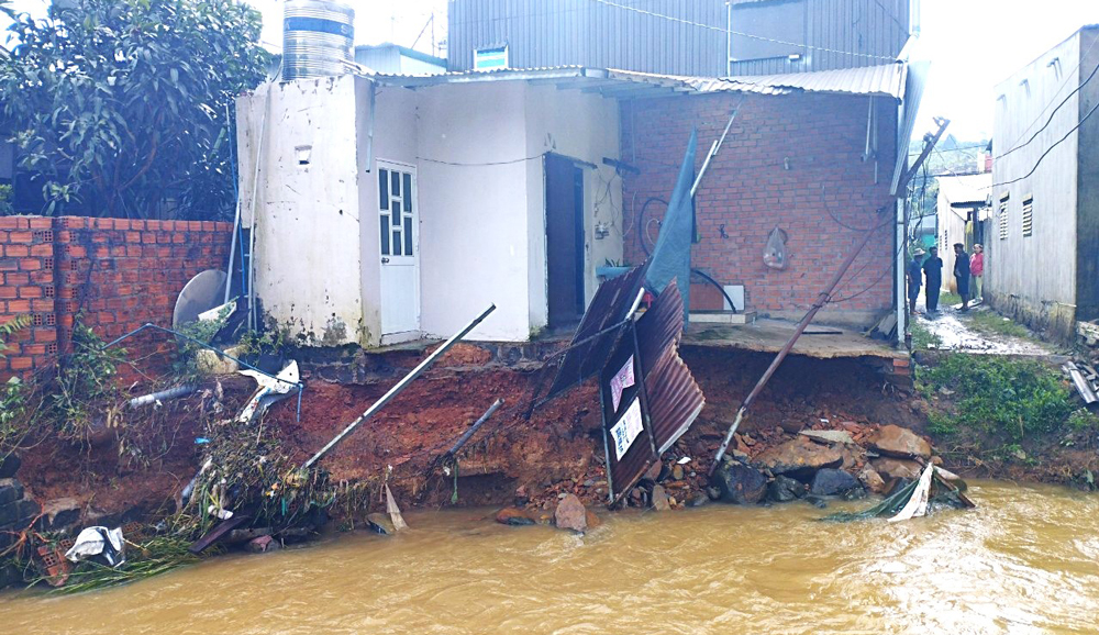 Mưa lớn khiến nước suối Đại Lào chảy xiết làm xói mòn sạt lở buộc 1 hộ dân tại Thôn 2 (xã Đại Lào) phải sơ tán đến nơi an toàn