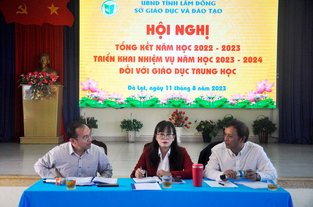 Bà Phạm Thị Hồng Hải - Giám đốc Sở GD&DDT chủ trì hội nghị tổng kết năm 2022 - 2023 của cấp Giáo dục Trung học