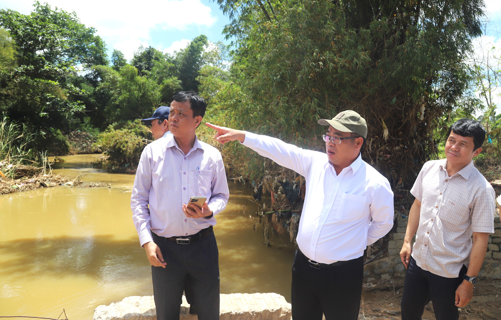 Phó Chủ tịch UBND tỉnh Lâm Đồng kiểm tra tại Cống Ngầm trên Quốc lộ 55 qua xã Lộc Nam