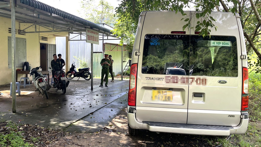 Xe ô tô 16 chỗ ngồi được phát hiện có người đàn ông tử vong bên trong trên đèo Bảo Lộc