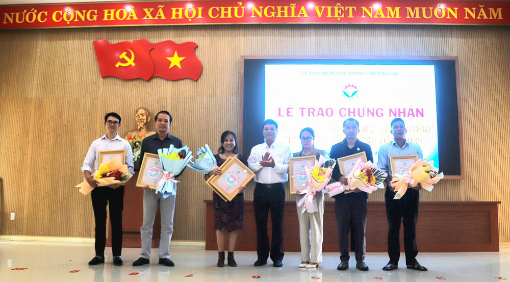 UBND TP Bảo Lộc trao chứng nhận sản phẩm công nghiệp nông thôn tiêu biểu năm 2023 cho các đơn vị