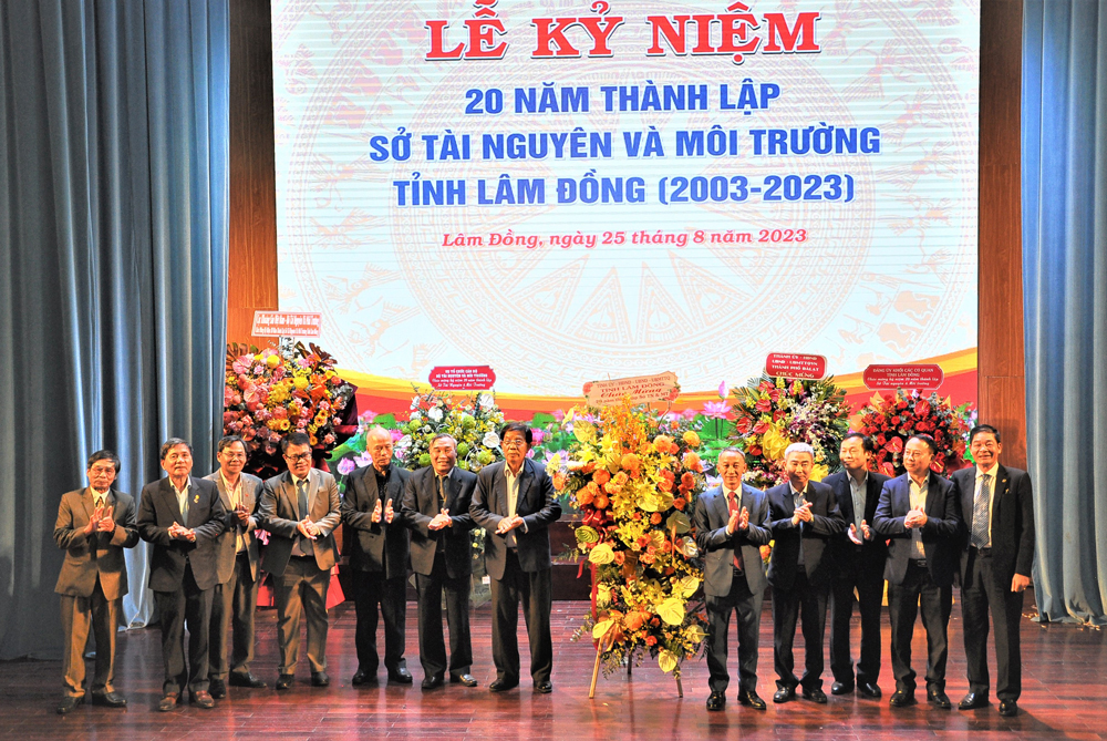 Chủ tịch UBND tỉnh Lâm Đồng Trần Văn Hiệp trao lẵng hoa của UBND tỉnh Lâm Đồng cho lãnh đạo Sở Tài nguyên Môi trường Lâm Đồng