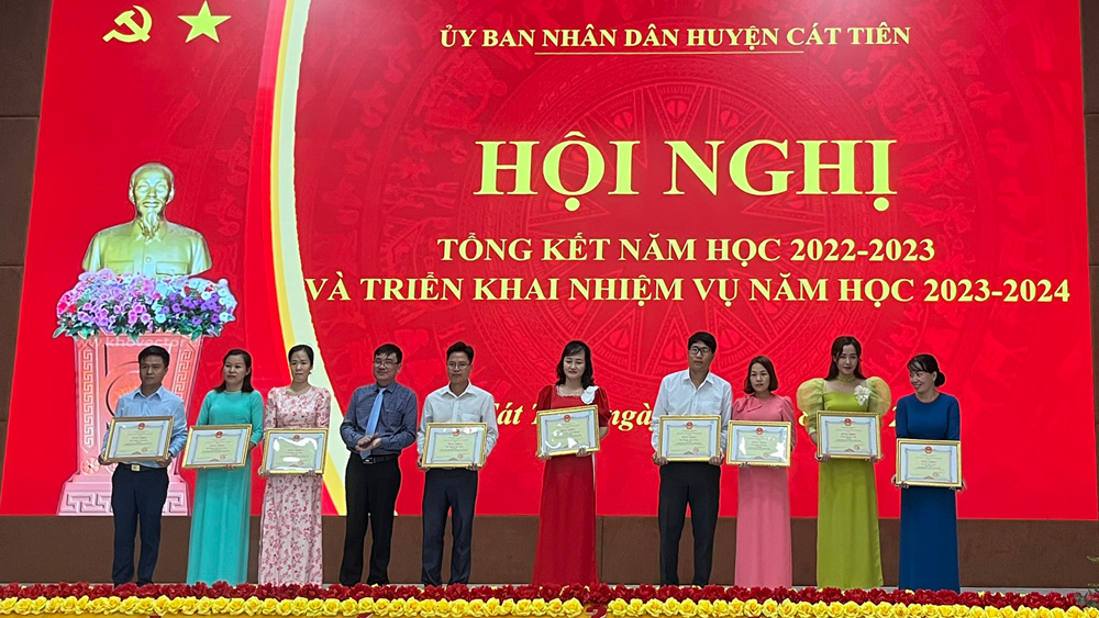 Lãnh đạo UBND huyện Cát Tiên khen thưởng cho các tập thể đã có thành tích xuất sắc trong năm học 2022 - 2023