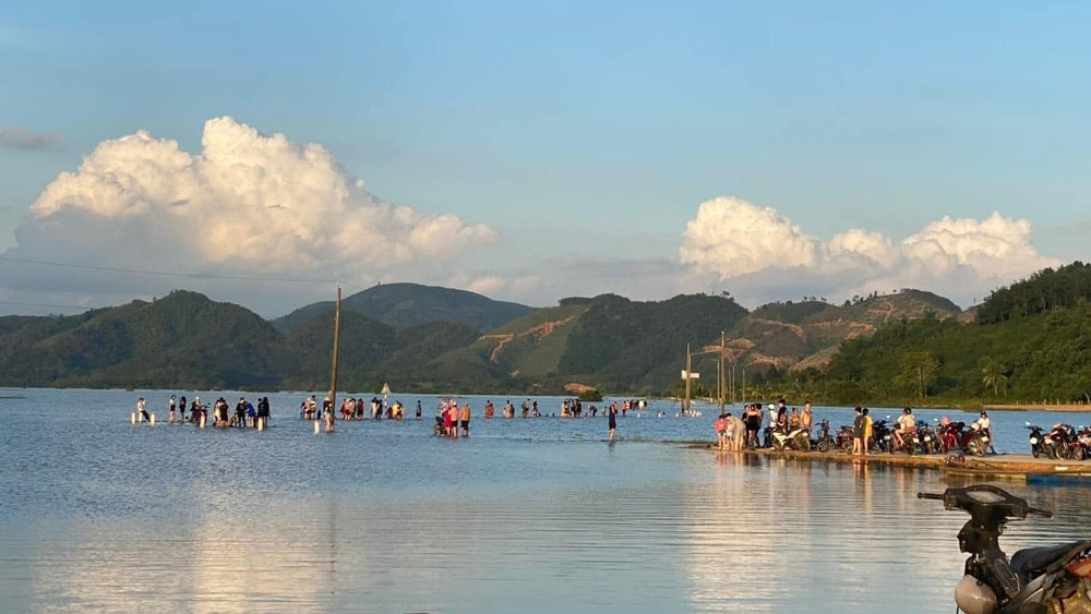 Những ngày qua, rất đông người dân đã tụ tập bơi lội, check in tại các khu vực ngập lụt trên địa bàn huyện Cát Tiên