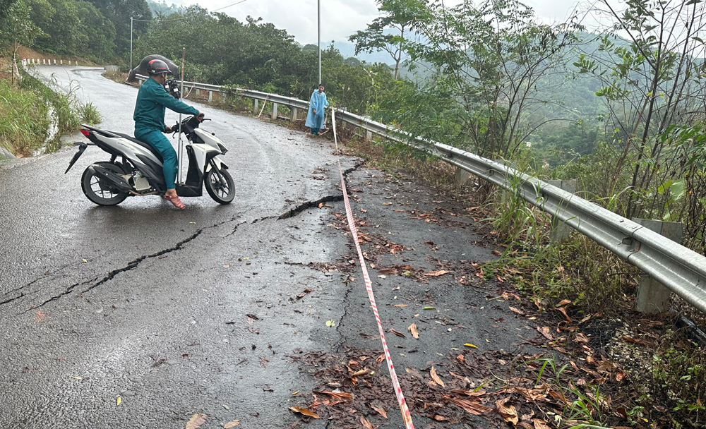 Quốc lộ 20 vào trung tâm xã Đạ P’loa bị sụt lún nghiêm trọng