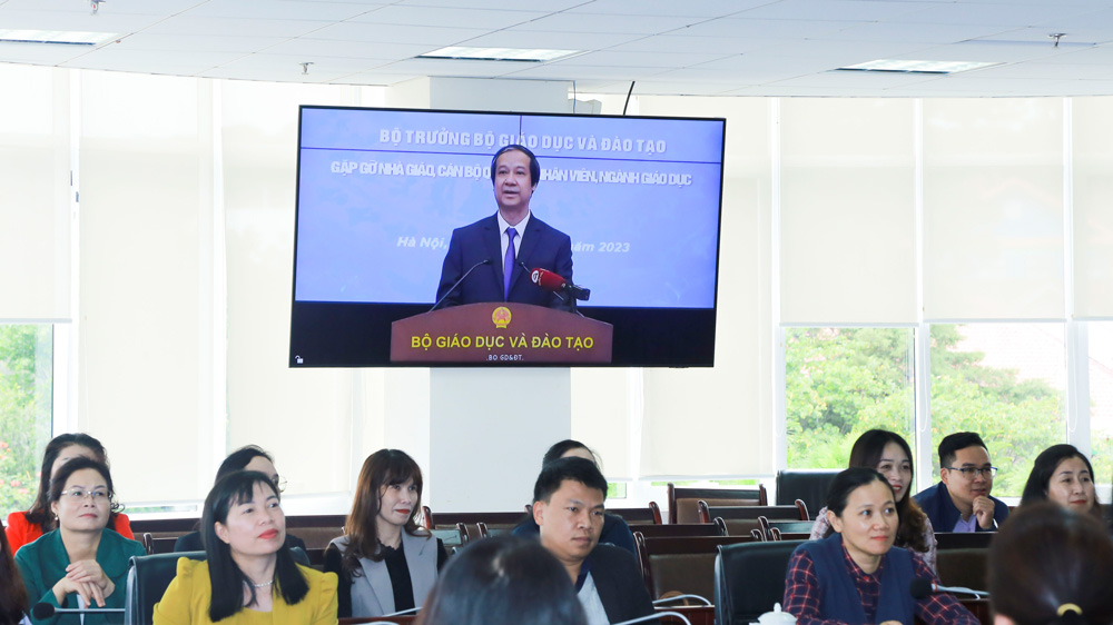 Bộ trưởng Nguyễn Kim Sơn chủ trì cuộc gặp với cán bộ quản lý, giáo viên, người lao động trong ngành tại đầu cầu Hà Nội