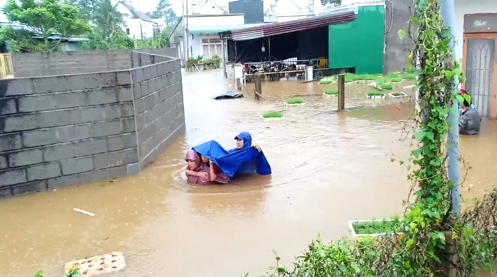 Các lực lượng ứng cứu đưa người dân xã Lộc Châu bị nước lũ làm ngập sâu nhà cửa đến nơi an toàn