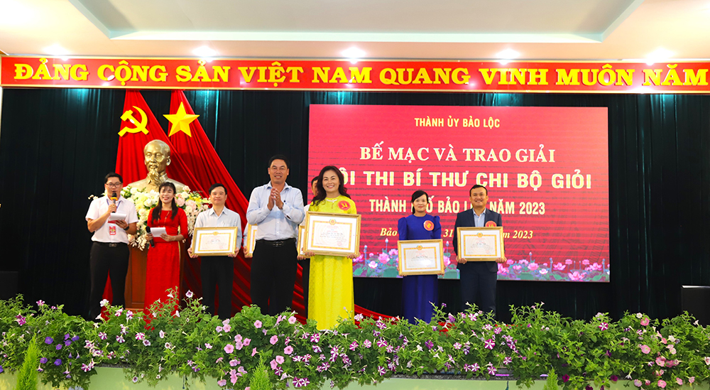 Ban Tổ chức trao giải nhất cho thí sinh Nguyễn Bùi Thị Minh Hiền – Bí thư Chi bộ Hội Liên hiệp Phụ nữ thành  phố