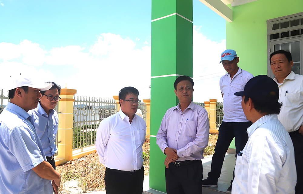 Đồng chí Nguyễn Ngọc Phúc kiểm tra điểm sạt lở bờ taluy tại trường Tiểu học Nguyễn Khuyến (xã Lộc Thành)