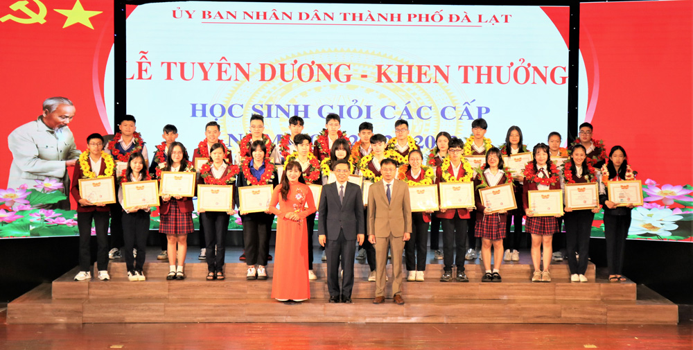 Lãnh đạo Sở Giáo dục - Đào tạo, lãnh đạo thành phố Đà Lạt trao giấy khen cho học sinh giỏi các cấp của Đà Lạt