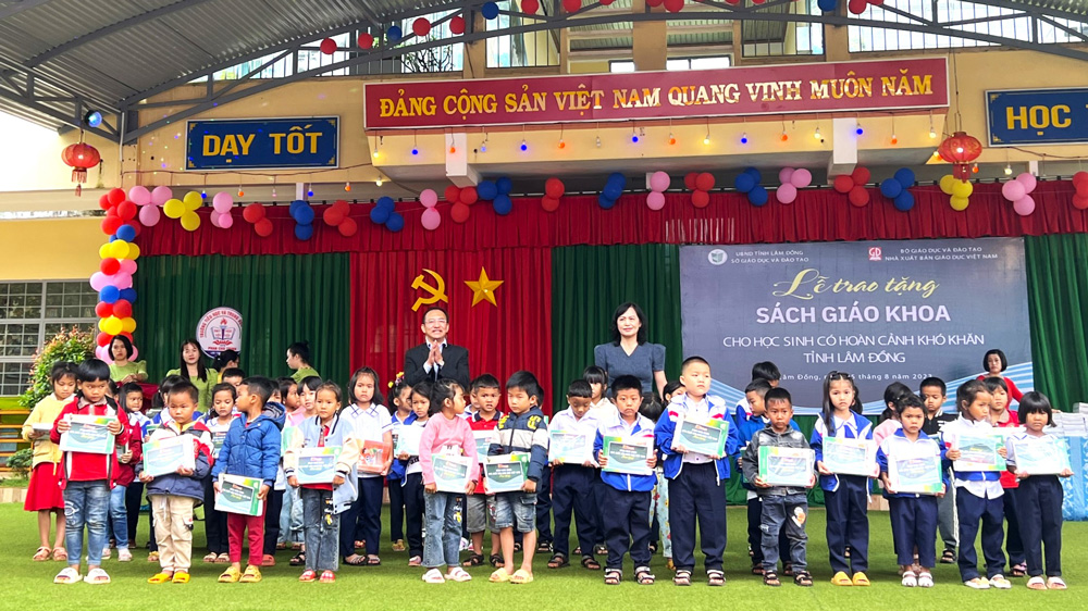 Ông Trần Đức Lợi - Phó Giám đốc Sở giáo dục và Đào tạo tỉnh Lâm Đồng tặng sách cho học sinh khó khăn