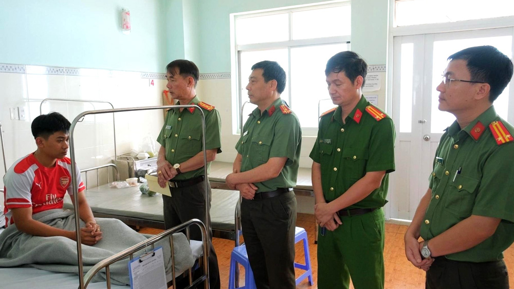 Bảo Lâm: Bắt khẩn cấp đối tượng ngáo đá chém công an bị thương