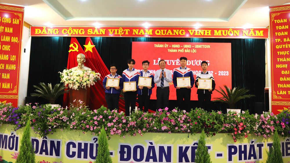Các em học sinh đạt giải quốc tế nhận khen thưởng của Chủ tịch UBND TP Bảo Lộc