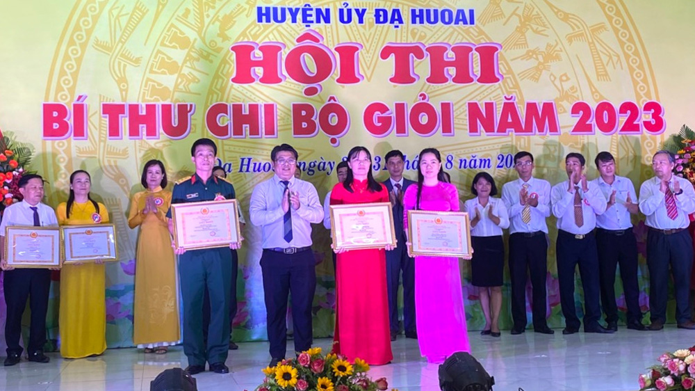 Đồng chí Hồ Ngọc Phong Hải – Phó Bí thư Thường trực Huyện ủy Đạ Huoai trao giải cho các thí sinh