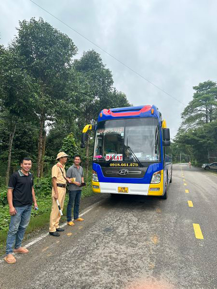 Công an huyện Cát Tiên kiểm tra phương tiện xe khách lưu thông qua địa bàn