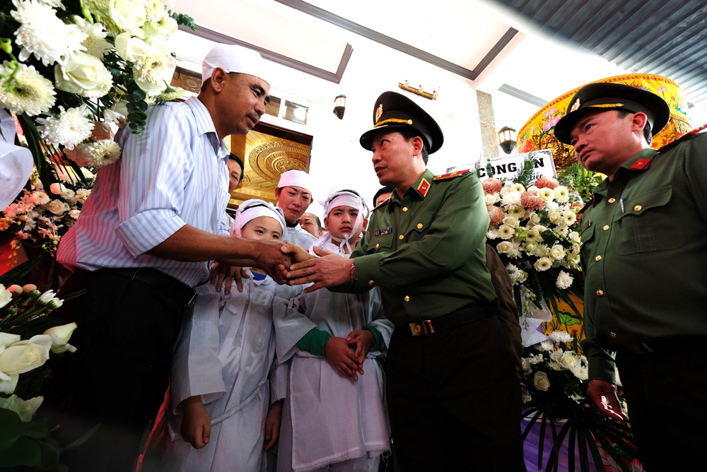 Thiếu tướng Lê Văn Tuyến - Thứ trưởng Bộ Công an ân cần thăm hỏi, động viên thân nhân gia đình liệt sĩ Nguyễn Khắc Thường