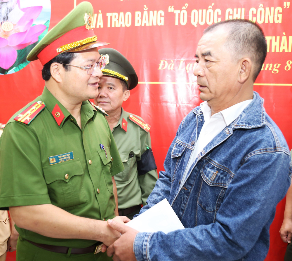 Các cơ quan, đơn vị trao hỗ trợ động viên gia đình liệt sĩ Lê Quang Thành