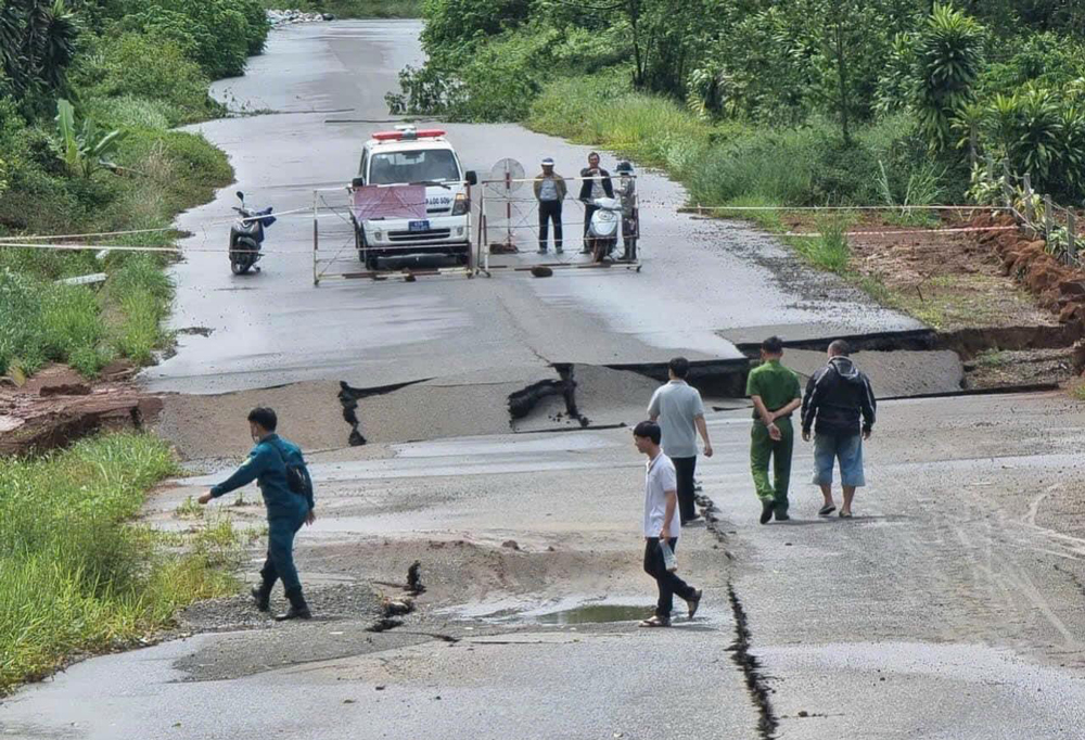 Mưa lớn gây sụt lún nghiêm trọng trên đường tránh phía Nam TP Bảo Lộc, đoạn qua phường Lộc Sơn