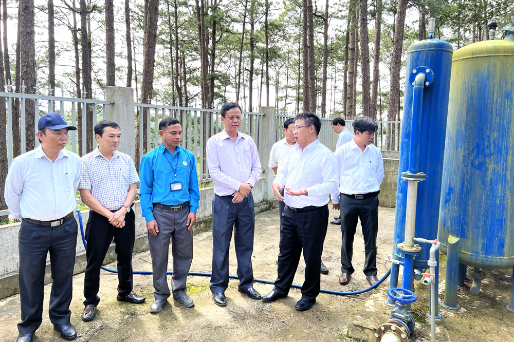 Phó Chủ tịch UBND tỉnh Nguyễn Ngọc Phúc kiểm tra công trình nước tự chảy tại Thôn 2 (xã Lộc Lâm)
