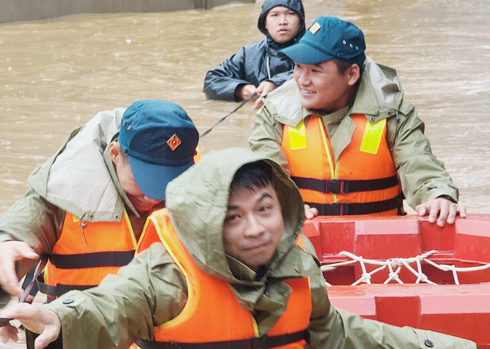 Cán bộ, chiến sĩ Ban Chỉ huy Quân sự Bảo Lộc căng mình giúp người dân ứng phó với mưa lũ