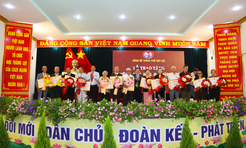 Lãnh đạo Thành ủy Bảo Lộc trao Huy hiệu 55 năm tuổi Đảng cho các đảng viên