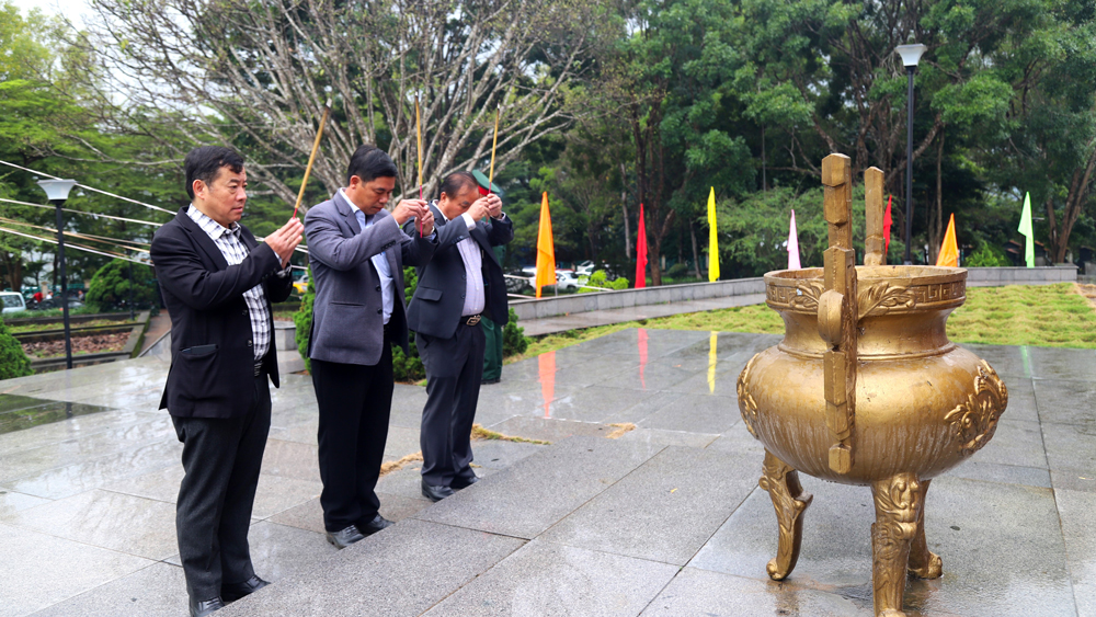 Lãnh đạo TP Bảo Lộc thành kính dâng hương trước tượng đài Tổ quốc ghi công